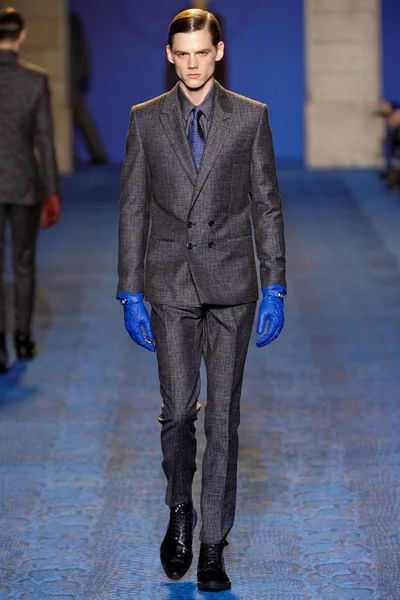 Look 32